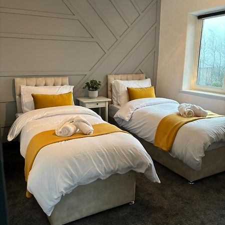 Cozy 3 Bed Home In Halifax With Secure Parking - Long & Short Stays Welcome! المظهر الخارجي الصورة