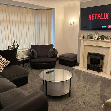 Cozy 3 Bed Home In Halifax With Secure Parking - Long & Short Stays Welcome! المظهر الخارجي الصورة