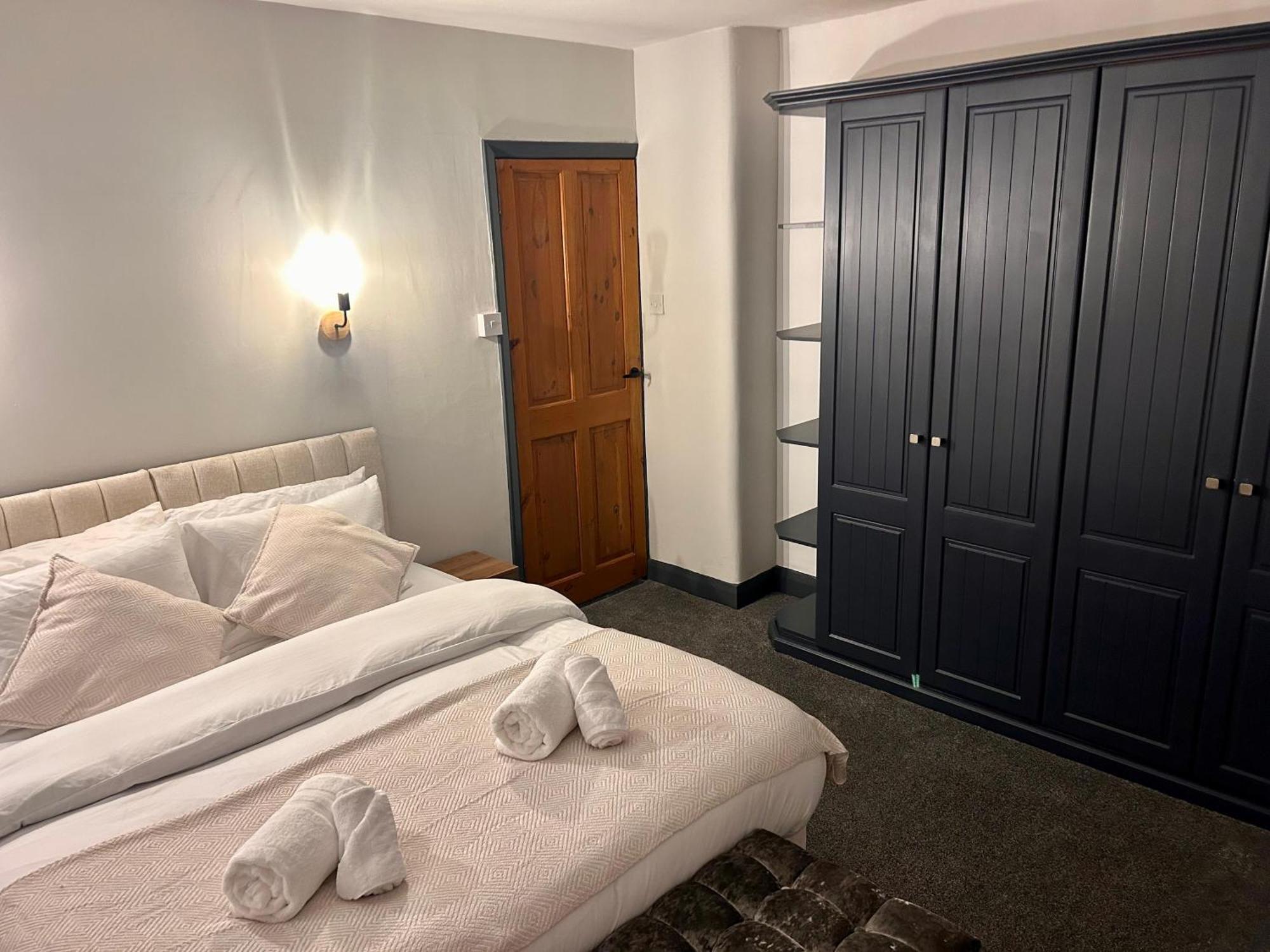 Cozy 3 Bed Home In Halifax With Secure Parking - Long & Short Stays Welcome! المظهر الخارجي الصورة