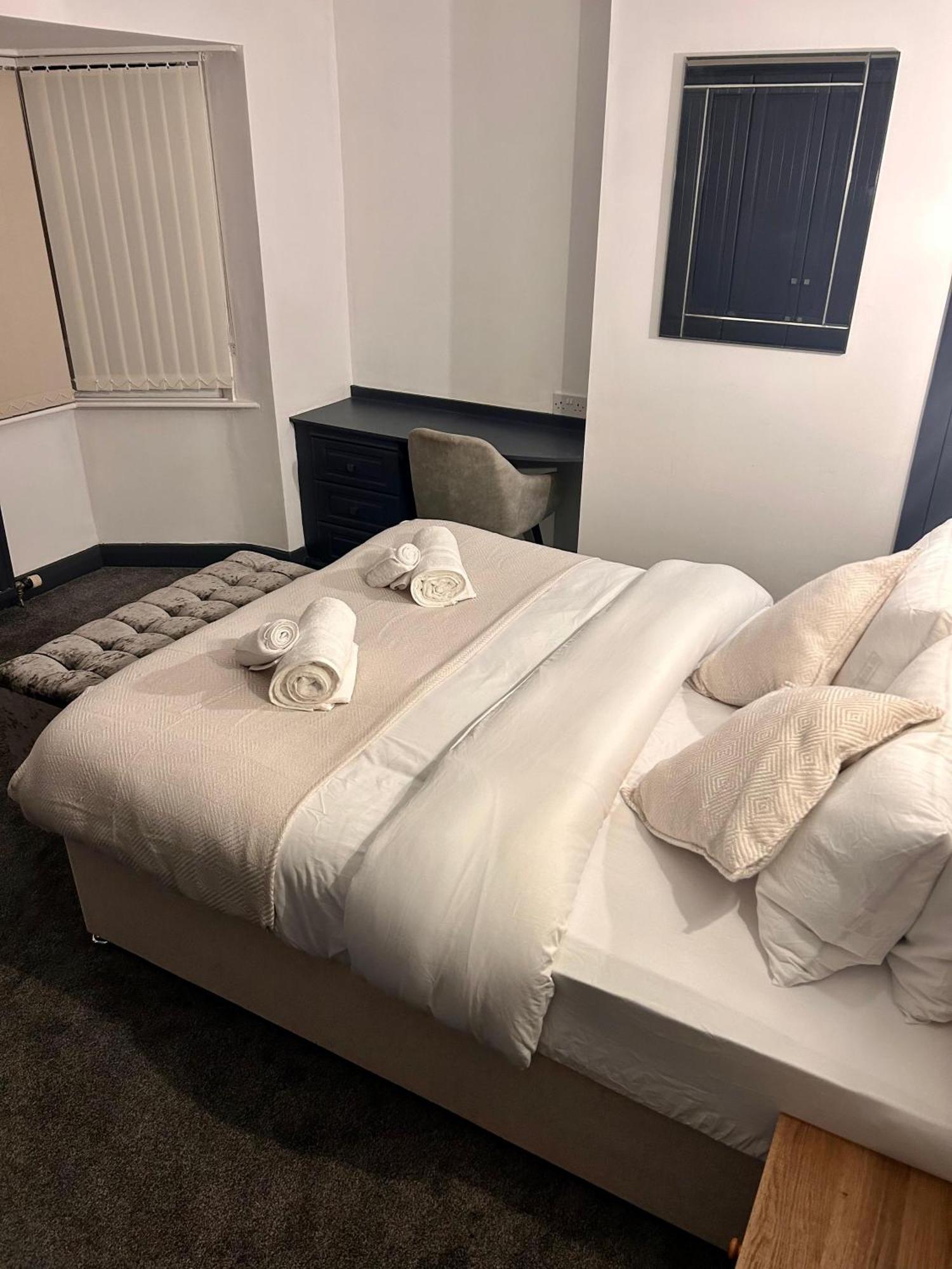 Cozy 3 Bed Home In Halifax With Secure Parking - Long & Short Stays Welcome! المظهر الخارجي الصورة