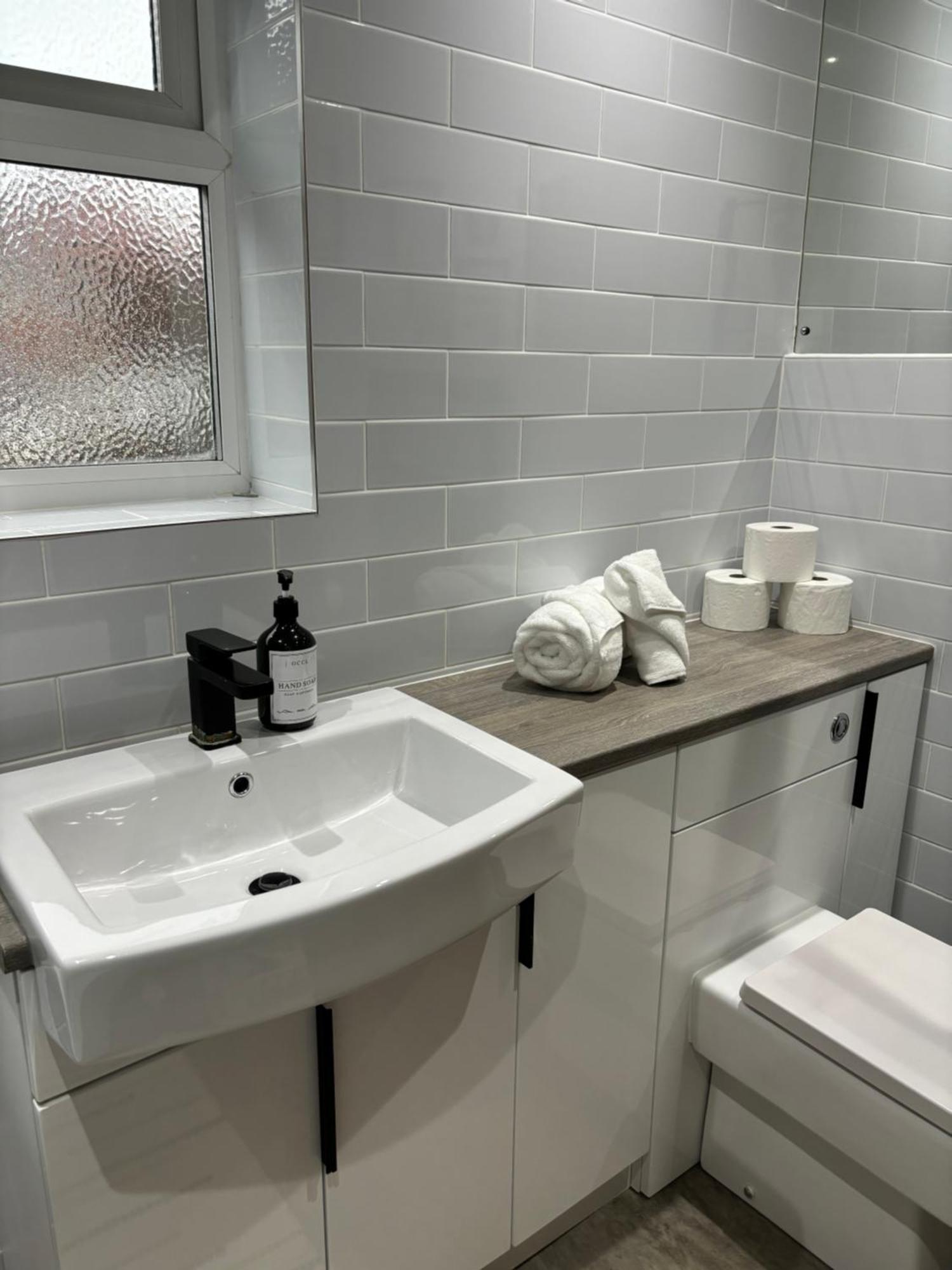 Cozy 3 Bed Home In Halifax With Secure Parking - Long & Short Stays Welcome! المظهر الخارجي الصورة