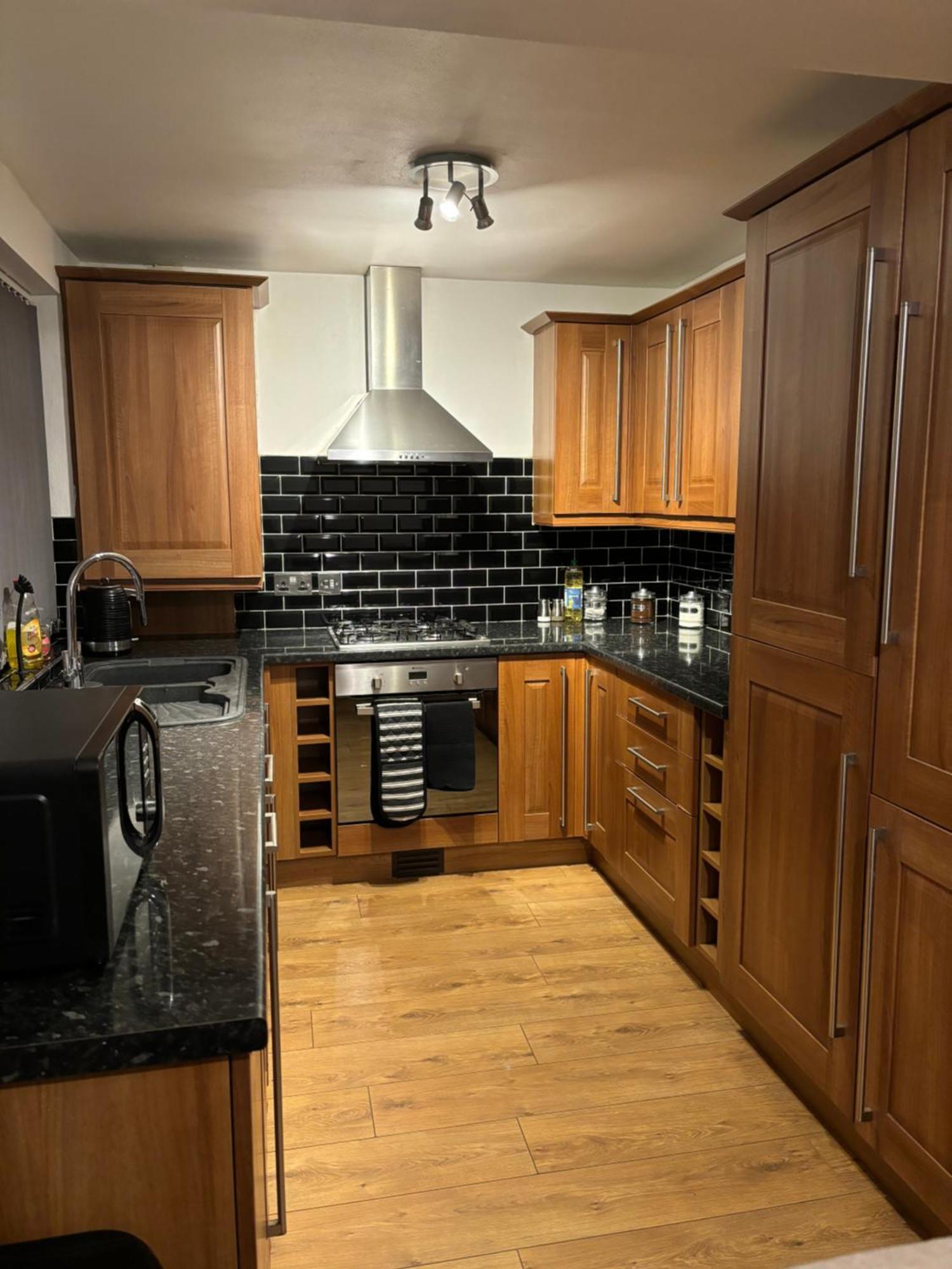 Cozy 3 Bed Home In Halifax With Secure Parking - Long & Short Stays Welcome! المظهر الخارجي الصورة