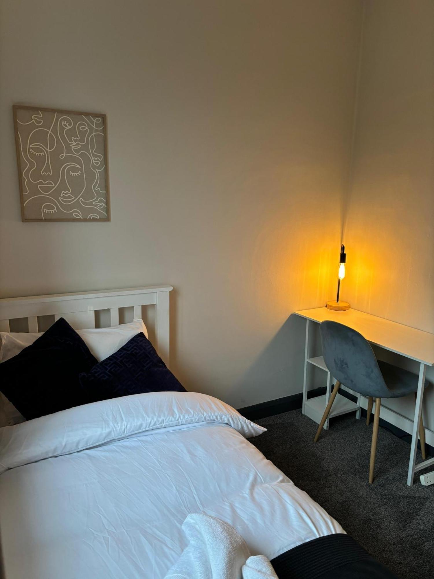 Cozy 3 Bed Home In Halifax With Secure Parking - Long & Short Stays Welcome! المظهر الخارجي الصورة