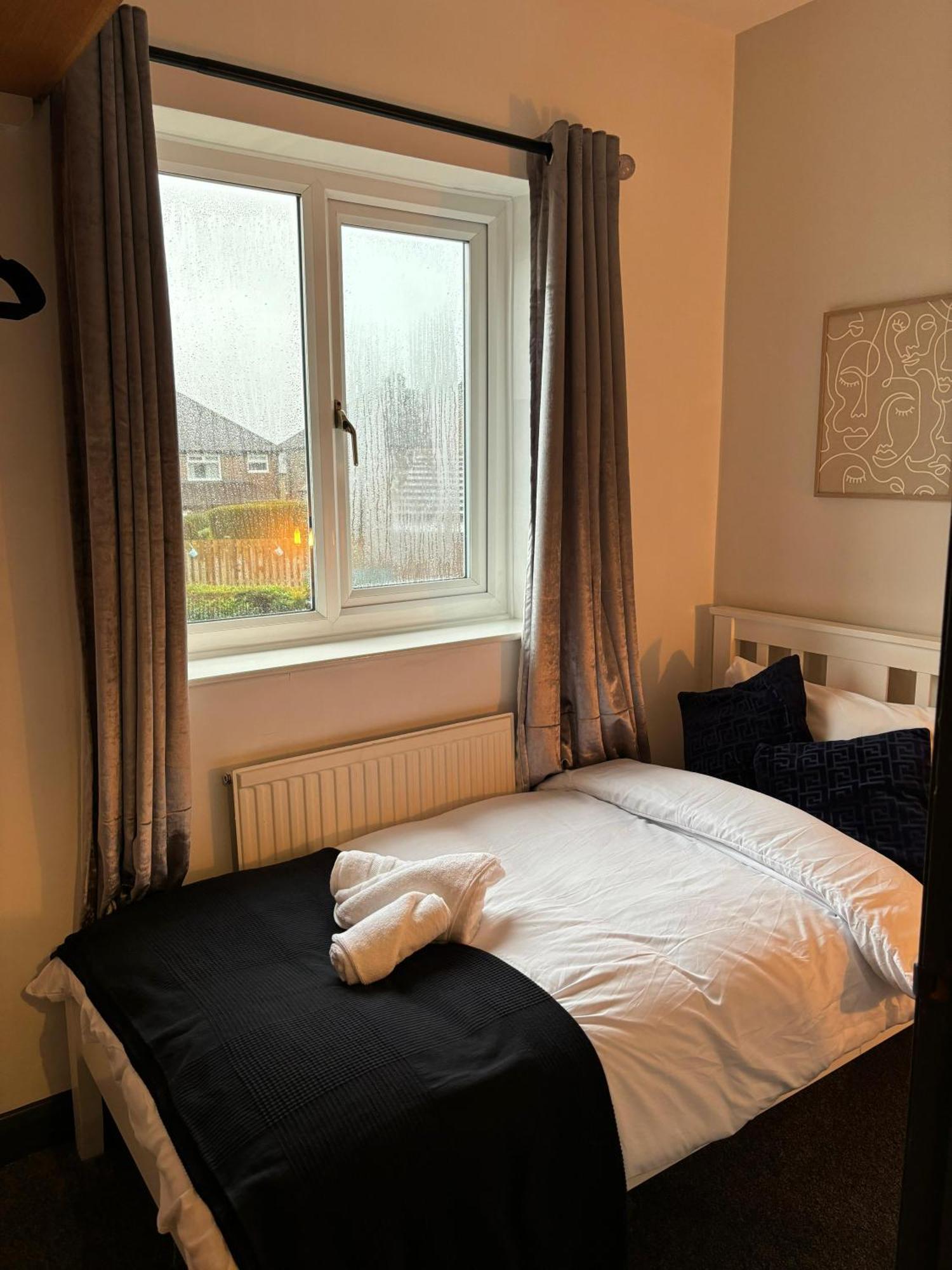 Cozy 3 Bed Home In Halifax With Secure Parking - Long & Short Stays Welcome! المظهر الخارجي الصورة