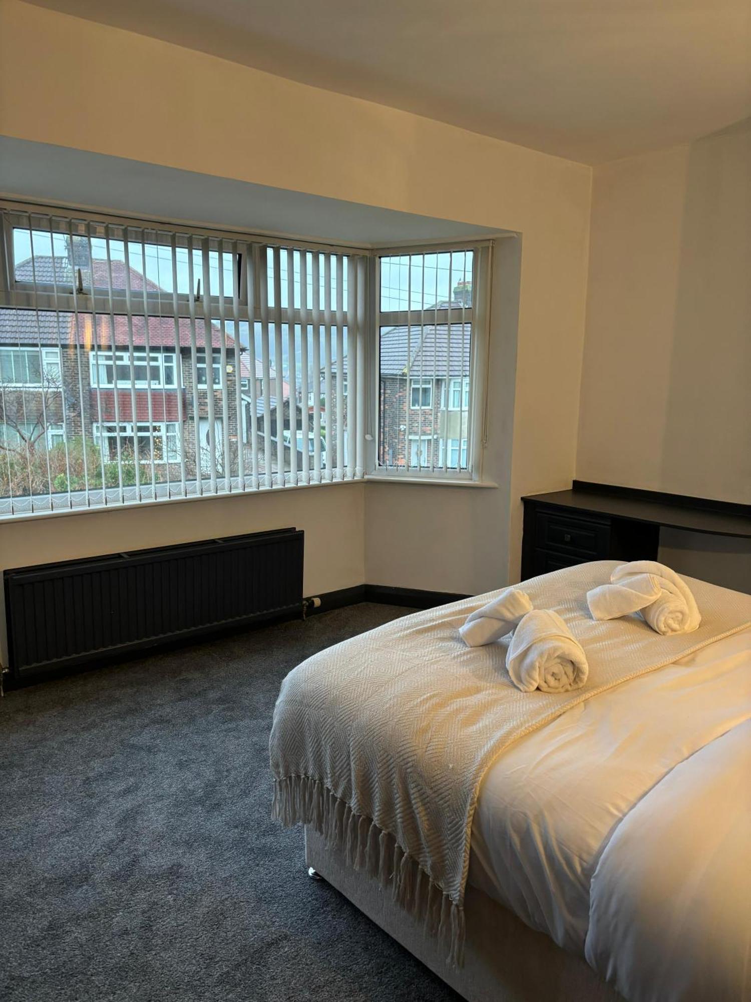 Cozy 3 Bed Home In Halifax With Secure Parking - Long & Short Stays Welcome! المظهر الخارجي الصورة