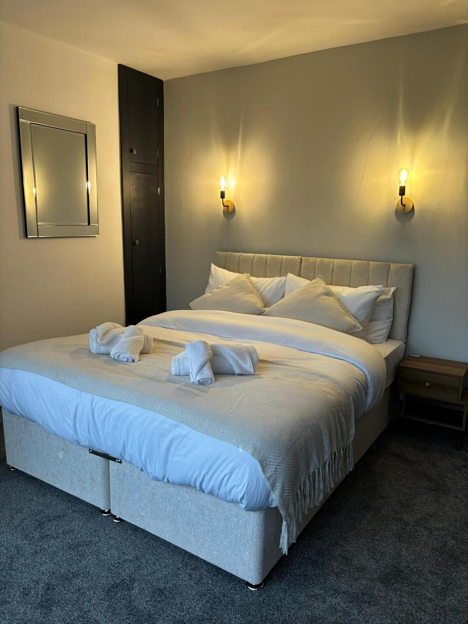Cozy 3 Bed Home In Halifax With Secure Parking - Long & Short Stays Welcome! المظهر الخارجي الصورة