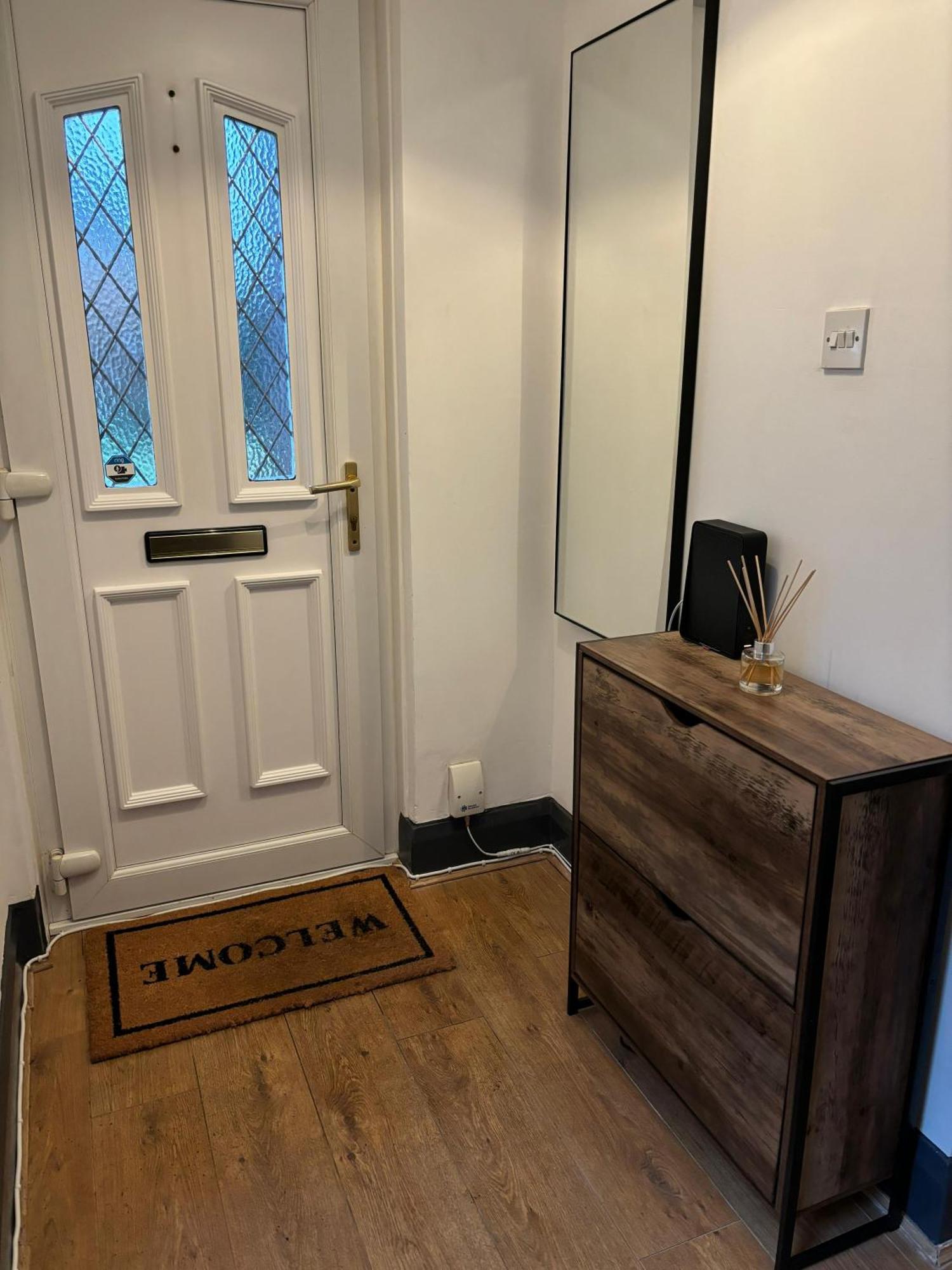 Cozy 3 Bed Home In Halifax With Secure Parking - Long & Short Stays Welcome! المظهر الخارجي الصورة