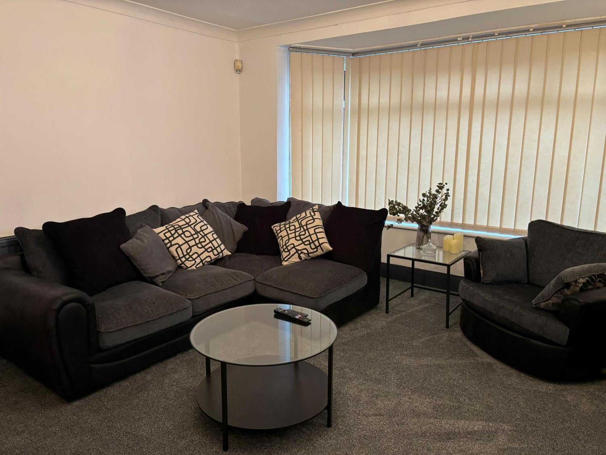 Cozy 3 Bed Home In Halifax With Secure Parking - Long & Short Stays Welcome! المظهر الخارجي الصورة