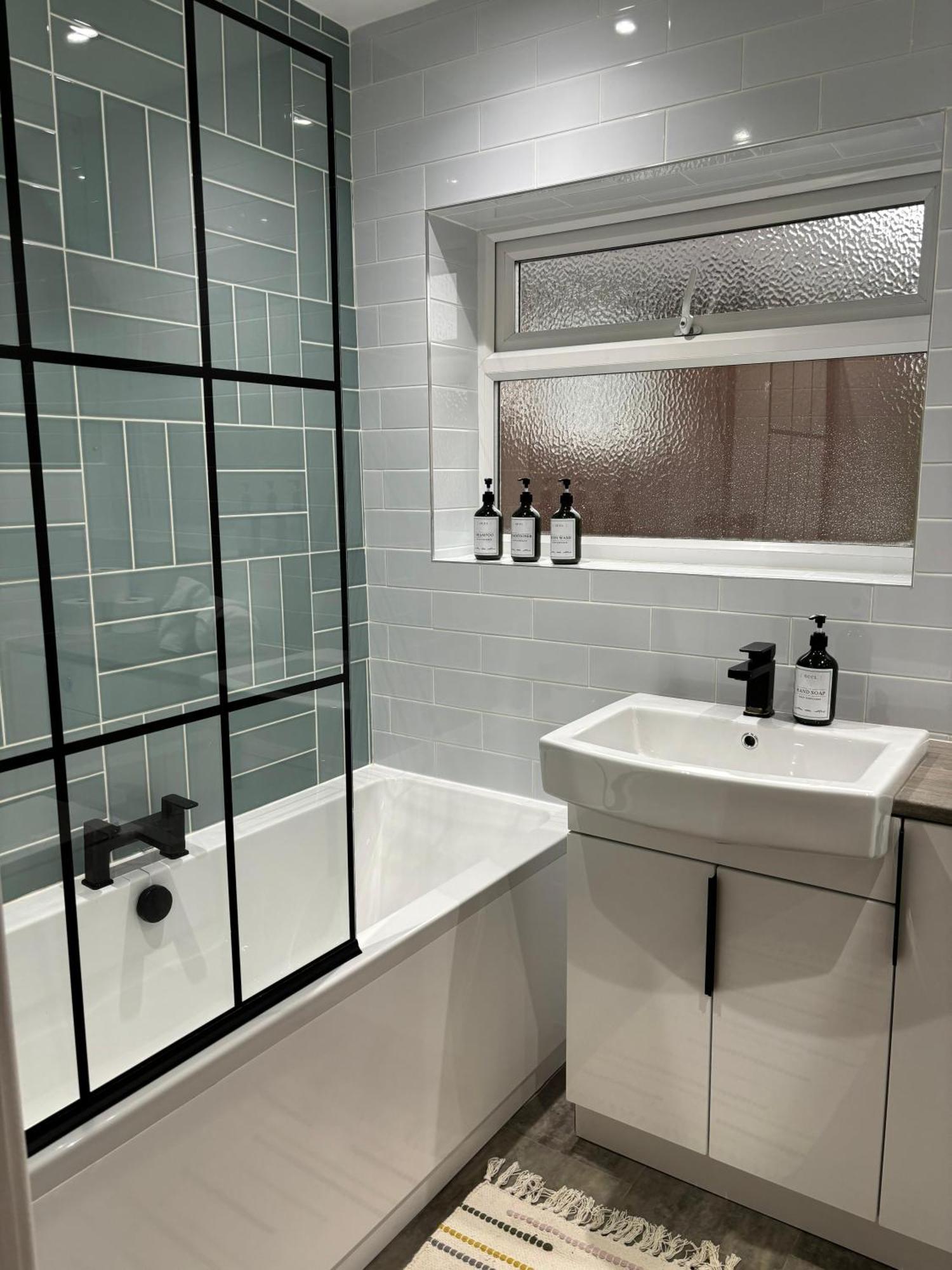 Cozy 3 Bed Home In Halifax With Secure Parking - Long & Short Stays Welcome! المظهر الخارجي الصورة